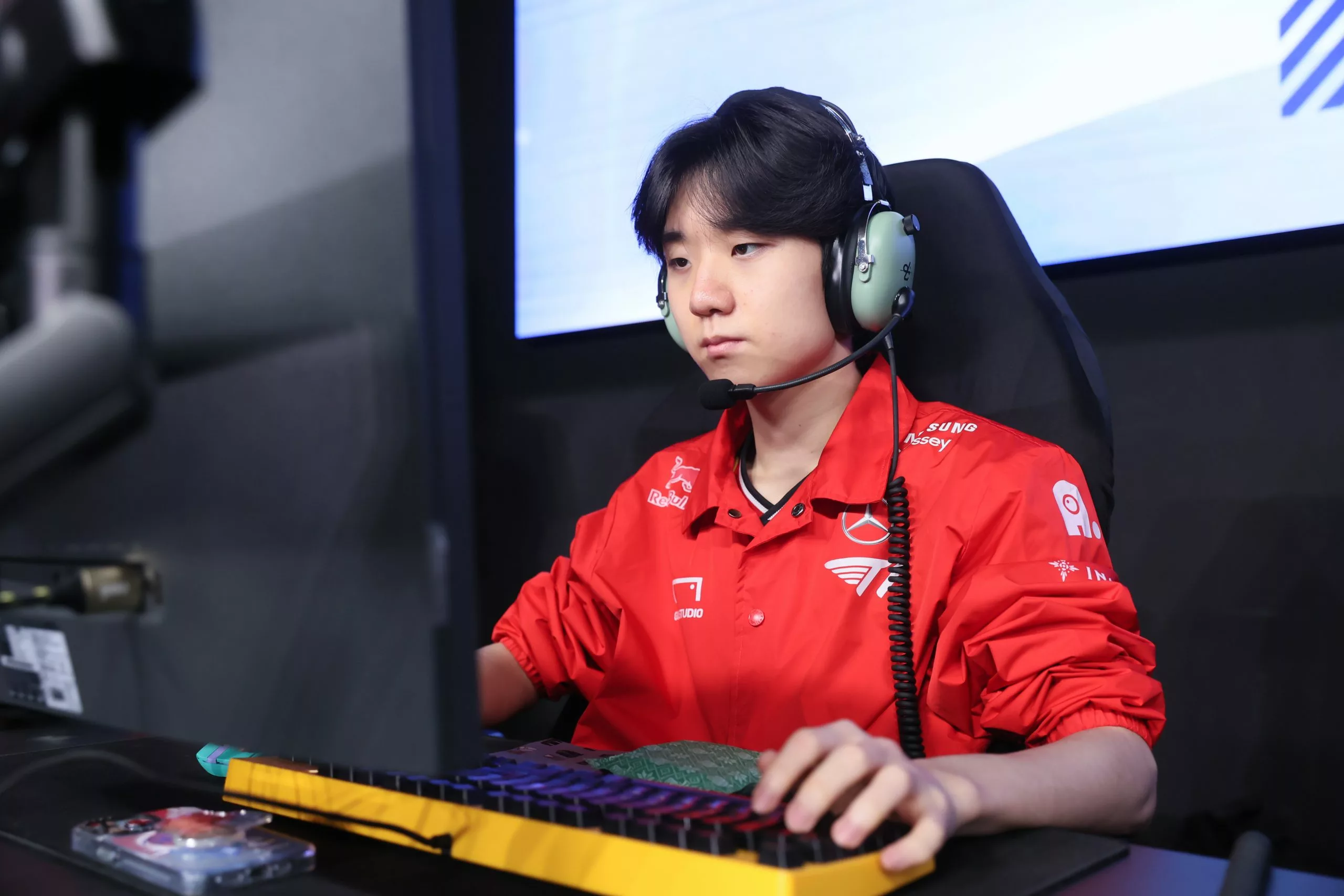 Fnatic, Як Повідомляється, Підписали Мідлейнера Академії T1 Poby для Заміни Humanoid