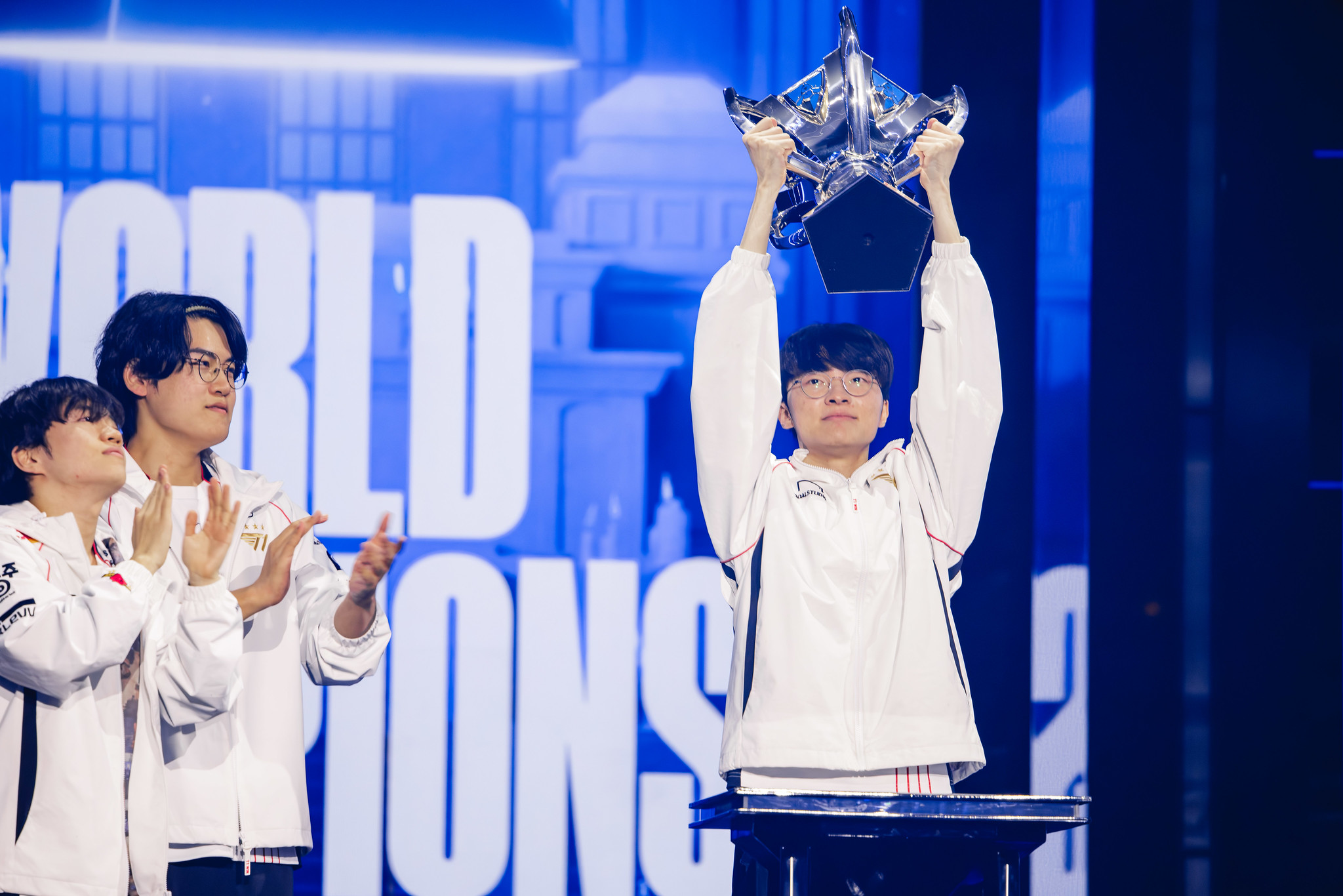 Faker і T1 піднімають свій п'ятий трофей