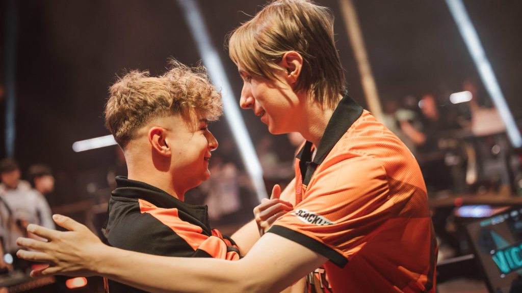 реакція Карлоса (ліворуч) та Chronicle з Fnatic після перемоги над DRX