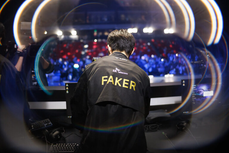 T1 Перемагає Invictus Gaming у Рекордному Серії Play-In Чемпіонату Світу 2025