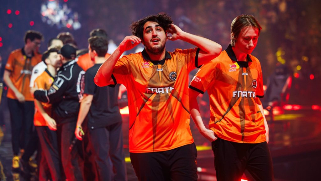 Альфайер (ліворуч) та Хронікл (праворуч) покидають сцену після поразки у фіналі VALORANT Champions Париж (1080p)